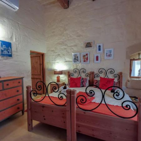 Peaceful Farmhouse Stay With Cozy Yard Għarb Kültér fotó