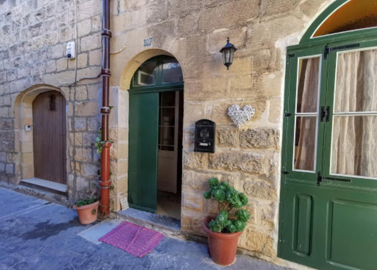 Peaceful Farmhouse Stay With Cozy Yard Għarb Kültér fotó
