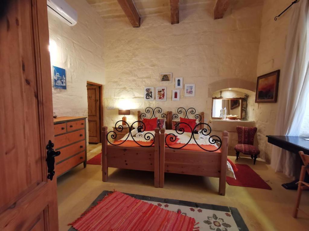 Peaceful Farmhouse Stay With Cozy Yard Għarb Kültér fotó